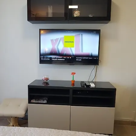 Szikora Apartman, * Чопак