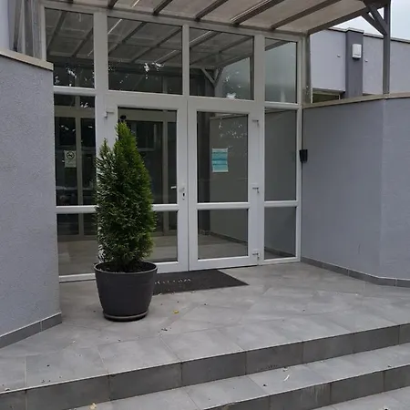 Szikora Apartman, * Чопак