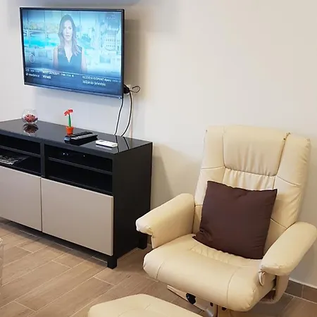 Szikora Apartman, * Чопак